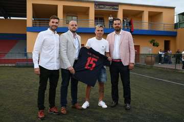 Firma del convenio entre el jugador Roque Mesa y la UD Telde (Foto TA)